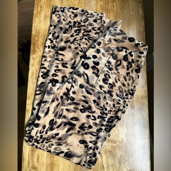 Juicy by Juicy Couture Animal
Leopard Print Velour Lounge Stretch
Sweatpants π - Picture 2 of 11